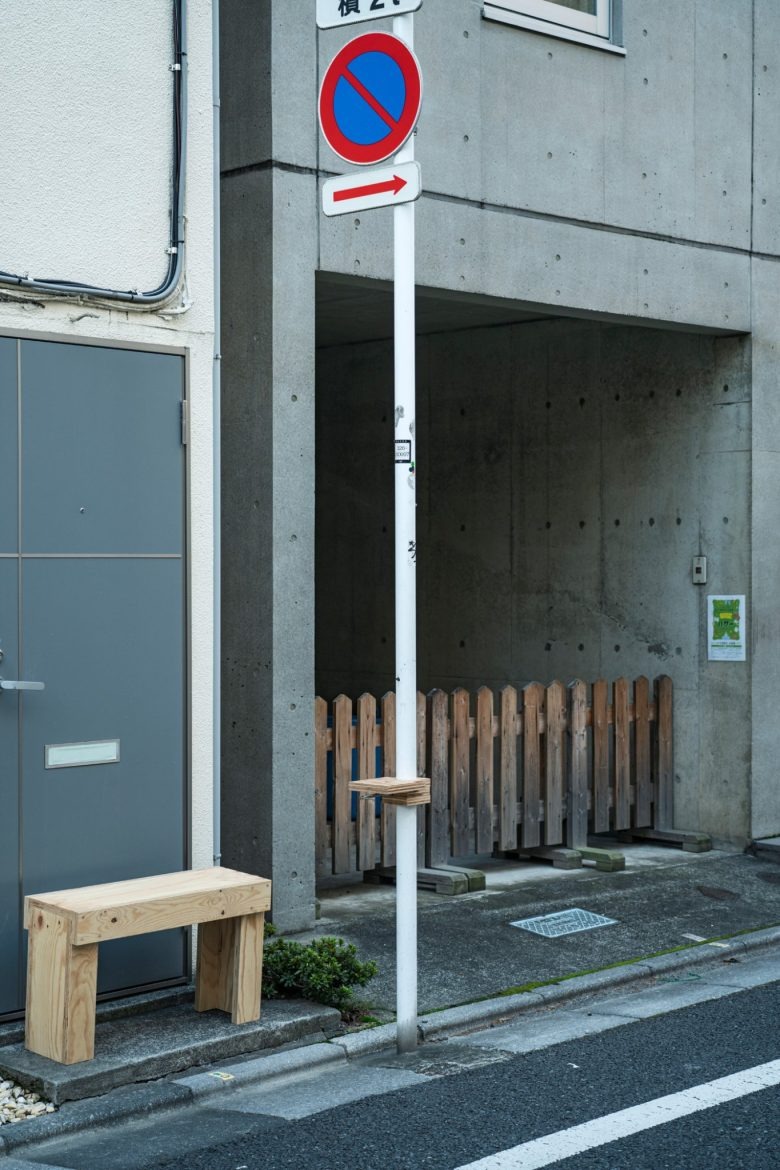 Уличная сцена с лавкой и столиком LIGHT UP COFFEE