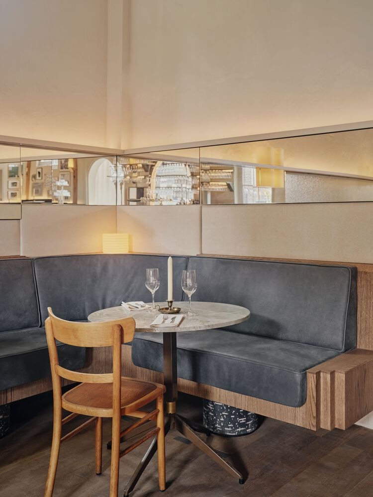 Уютная зона с картинами и барными столиками Hotel Rumour1