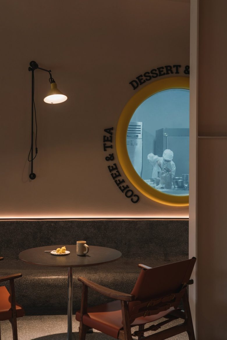 Уютная зона с круглым окном в кухню Tiana Factory