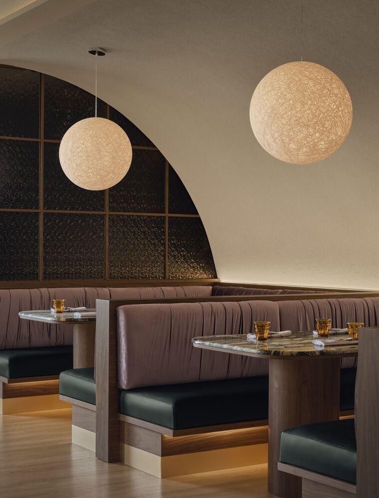 Уютные диваны с круглыми светильниками Hayat Restaurant