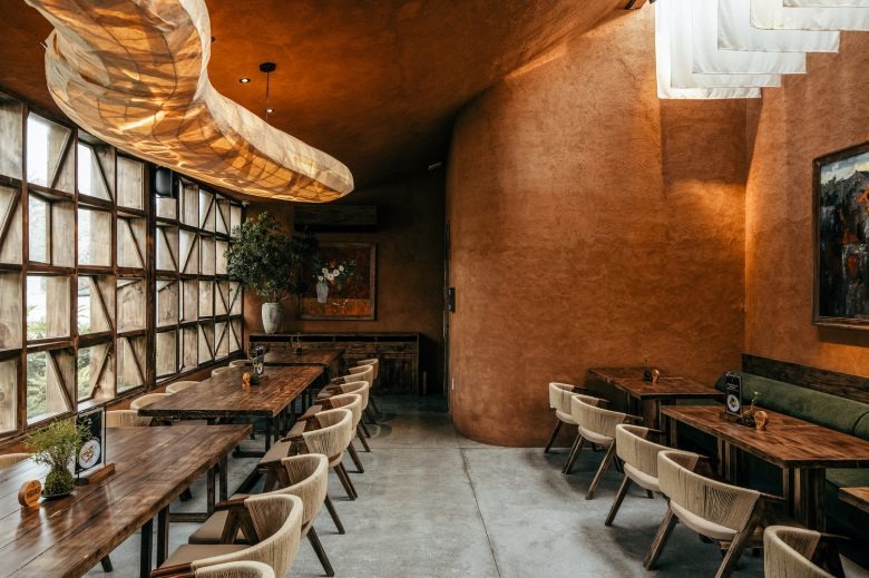 Узкий зал с длинными столами ThiLa Bistro & Café