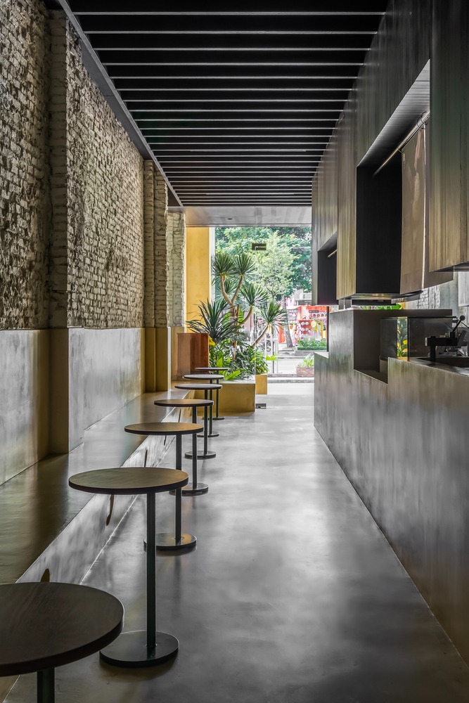 Узкий зал с барной стойкой и высокими столами MORICO Café