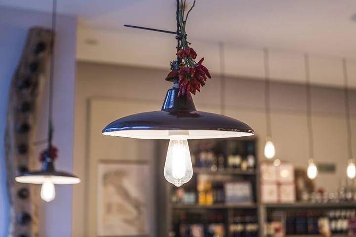 Подвесная лампа в интерьере кафе VINO & BASILICO