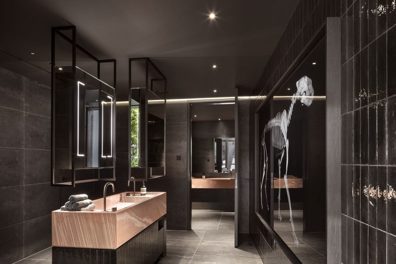 Ванная комната с двойной раковиной и декоративной графикой FOGO E ÁGUA at ALEA RESORT