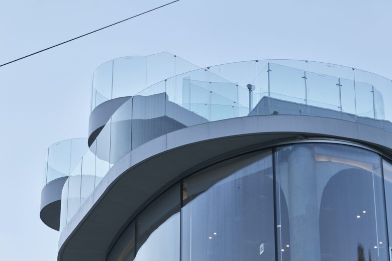 Верхний уровень кафе с панорамным остеклением Rose Mary Cafe