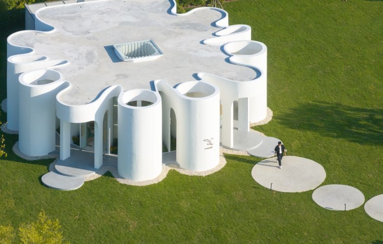 Вход и круглая площадка Curvy Dining