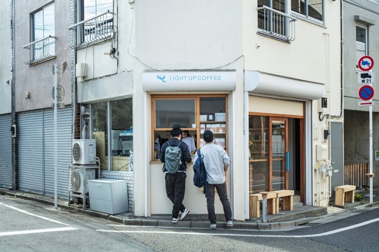Вход в кофейню с вывеской LIGHT UP COFFEE