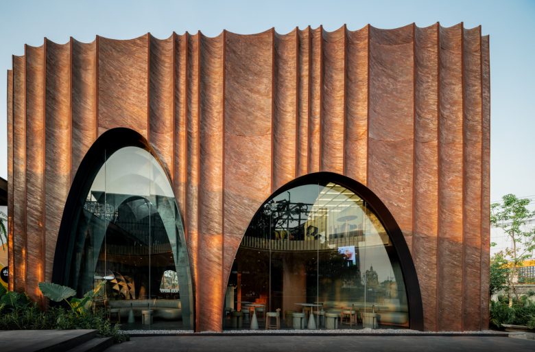 Входная группа кофейни Nana Coffee Roasters