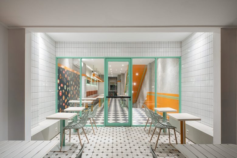 Входная зона кафе с вывеской TATER TRADER