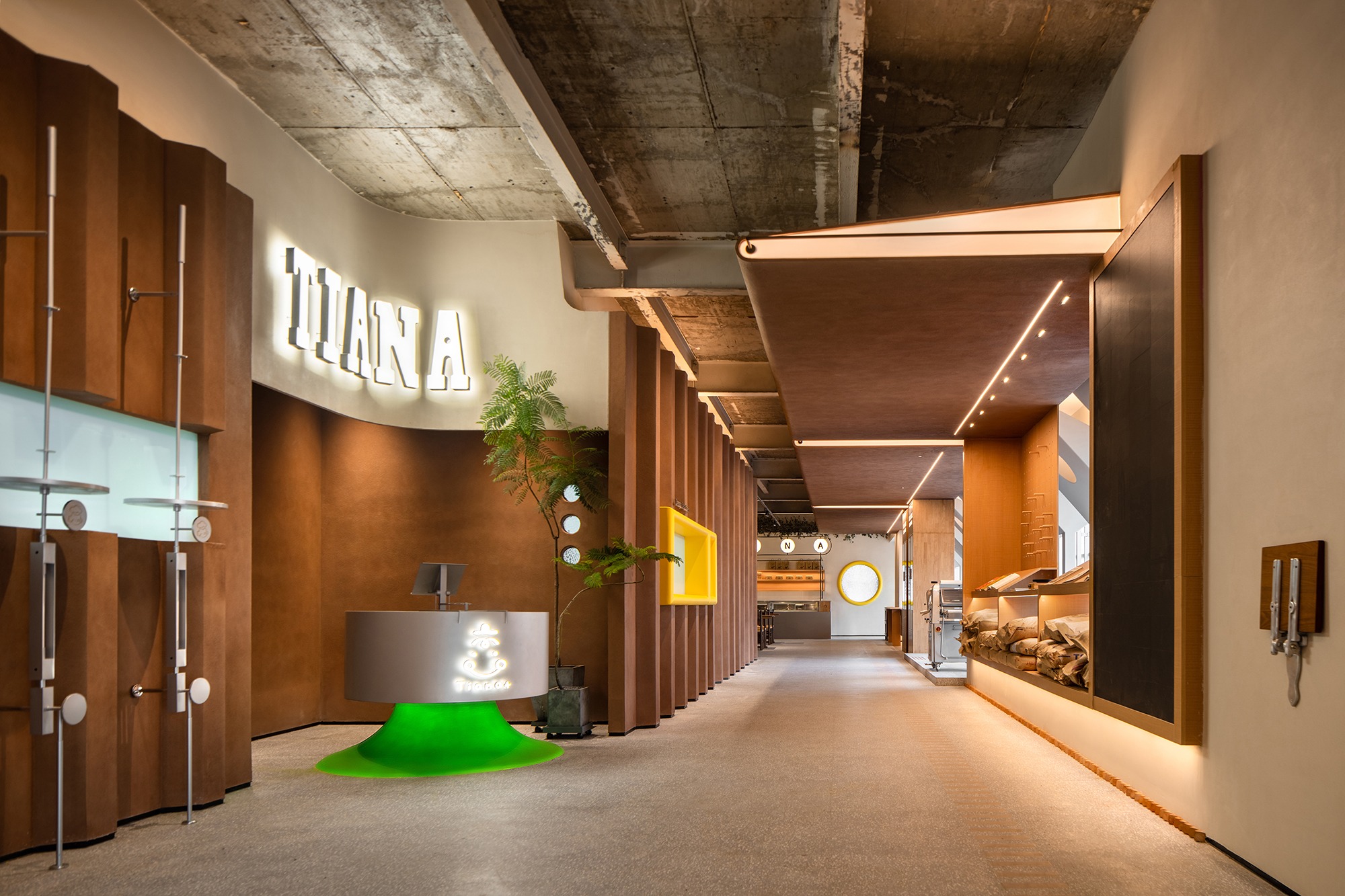 Входная зона с логотипом и стойкой Tiana Factory