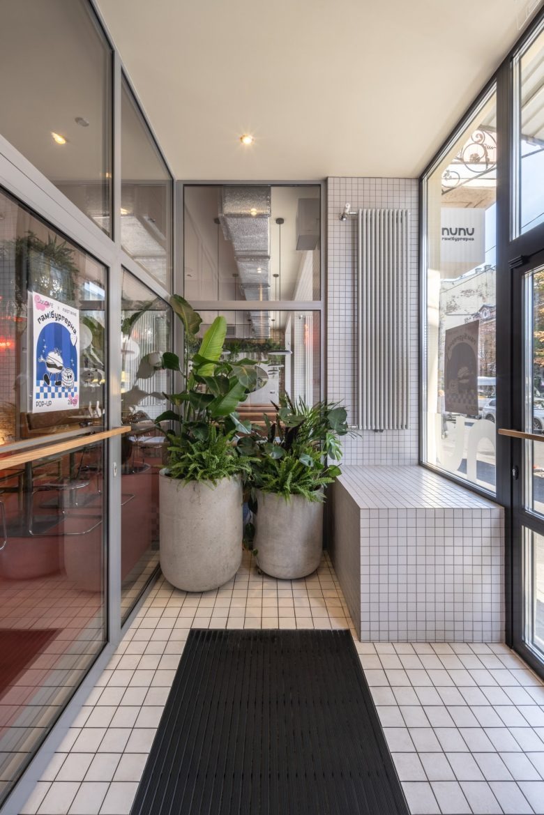 Входная зона с растениями NUNU Hamburger