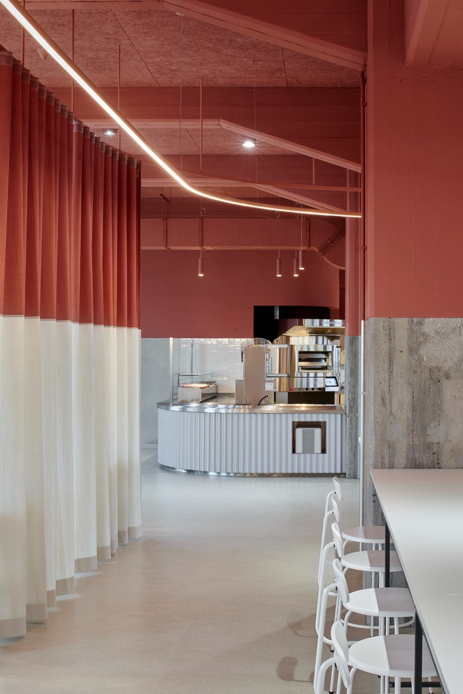 Вид через перегородку на открытую кухню Hans & Werner