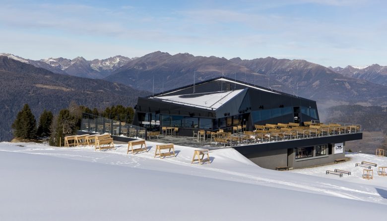 Вид издалека на ресторан The Eagle Mountain Top Restaurant