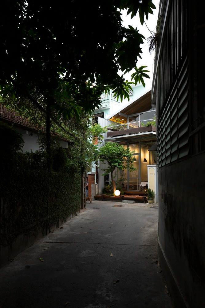 Вид на кафе из узкого переулка Ton Corner Coffee Shop