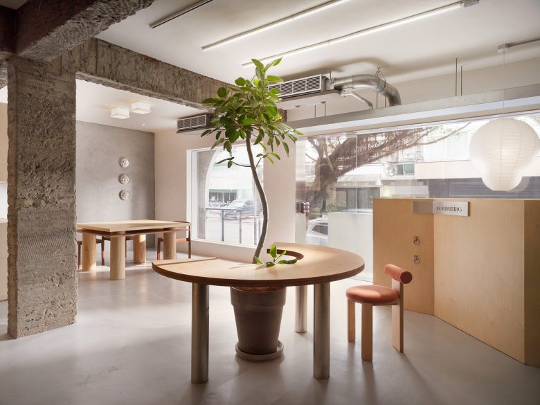 Вид на круглый стол Peckish Bakery