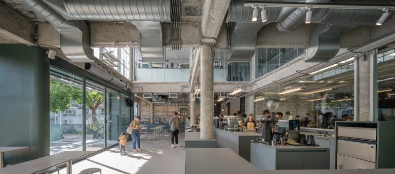 Вид на весь зал Factory Coffee HQ