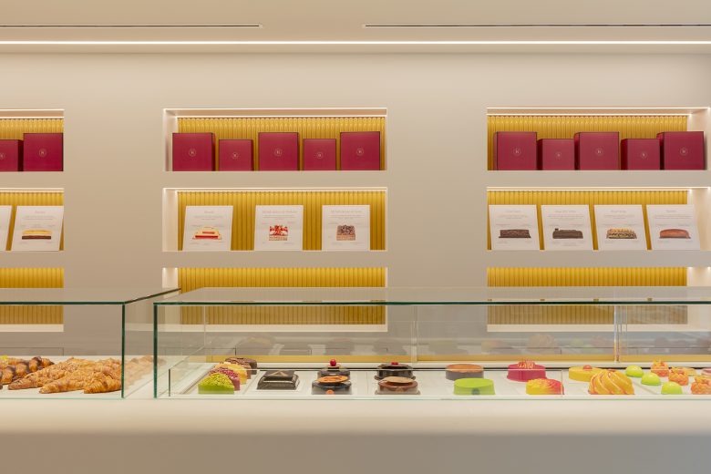 Вид прямо на витрины и полки с продукцией HIMACS sets the perfect scene