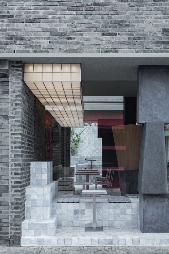 Вид с улицы через витражное остекление JM Café