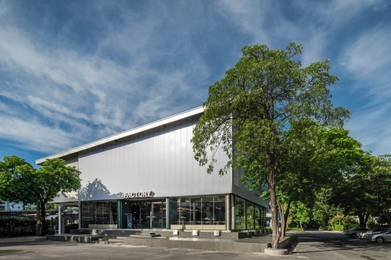 Вид с улицы на здание Factory Coffee HQ