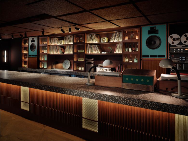 Вид сбоку на барную стойку The Kissaten bar