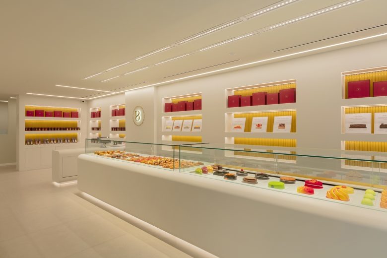 Вид сбоку на витрины и полки с продукцией HIMACS sets the perfect scene