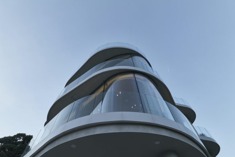 Вид снизу на фасад кафе с округлой архитектурой Rose Mary Cafe