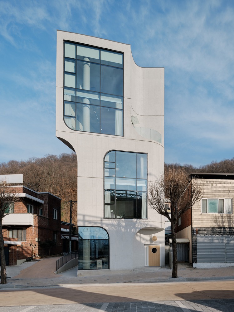 Вид со стороны на здание OZBE Café