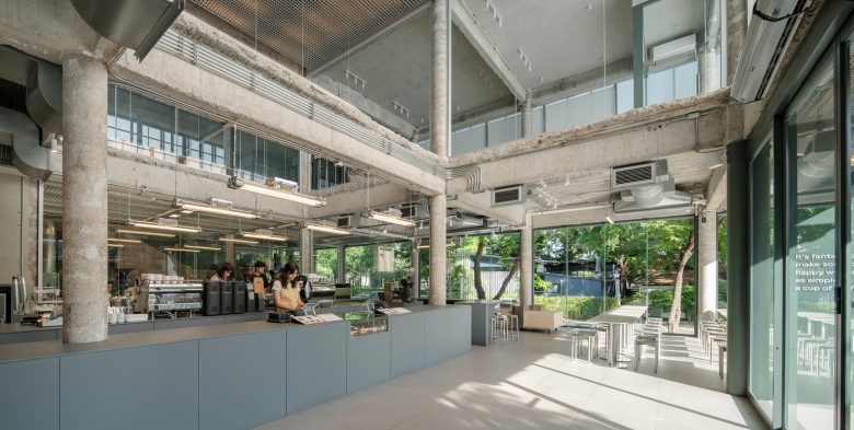 Вид со стороны на зону кухни Factory Coffee HQ