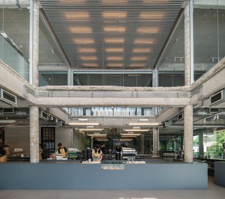 Вид спереди на зону кухни Factory Coffee HQ