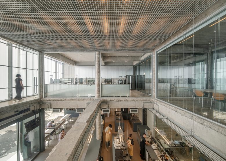 Вид сверху на обеденный зал Factory Coffee HQ