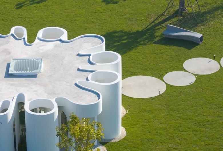 Вид сверху на здание Curvy Dining