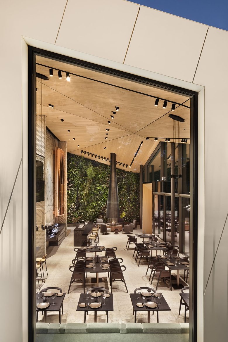 Вид в ресторан через высокое панорамное окно FOGO E ÁGUA at ALEA RESORT