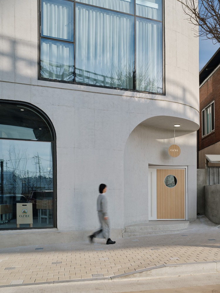 Вид вдоль здания кафе OZBE Café