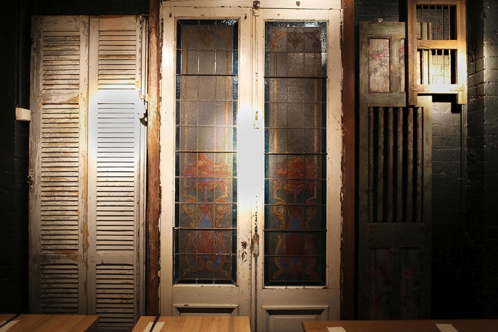 Потёртая дверь в ресторане Viet Town