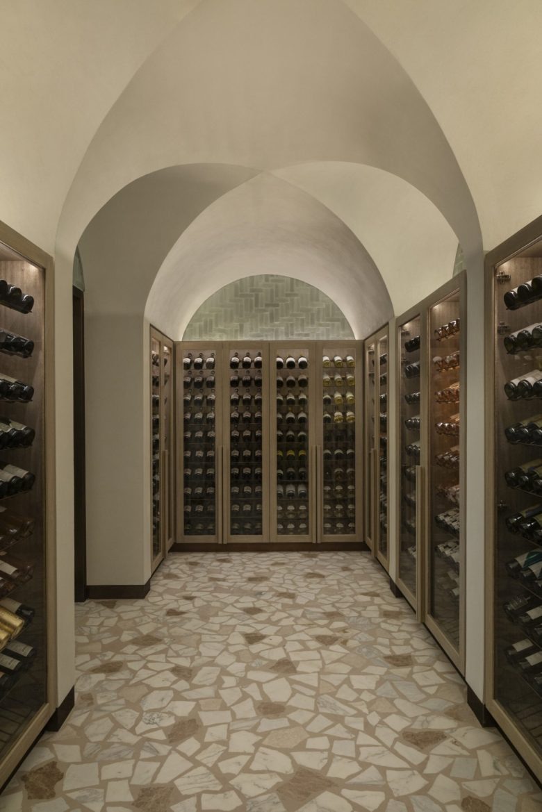 Винный погреб с арочным потолком Delano Dubai hotel