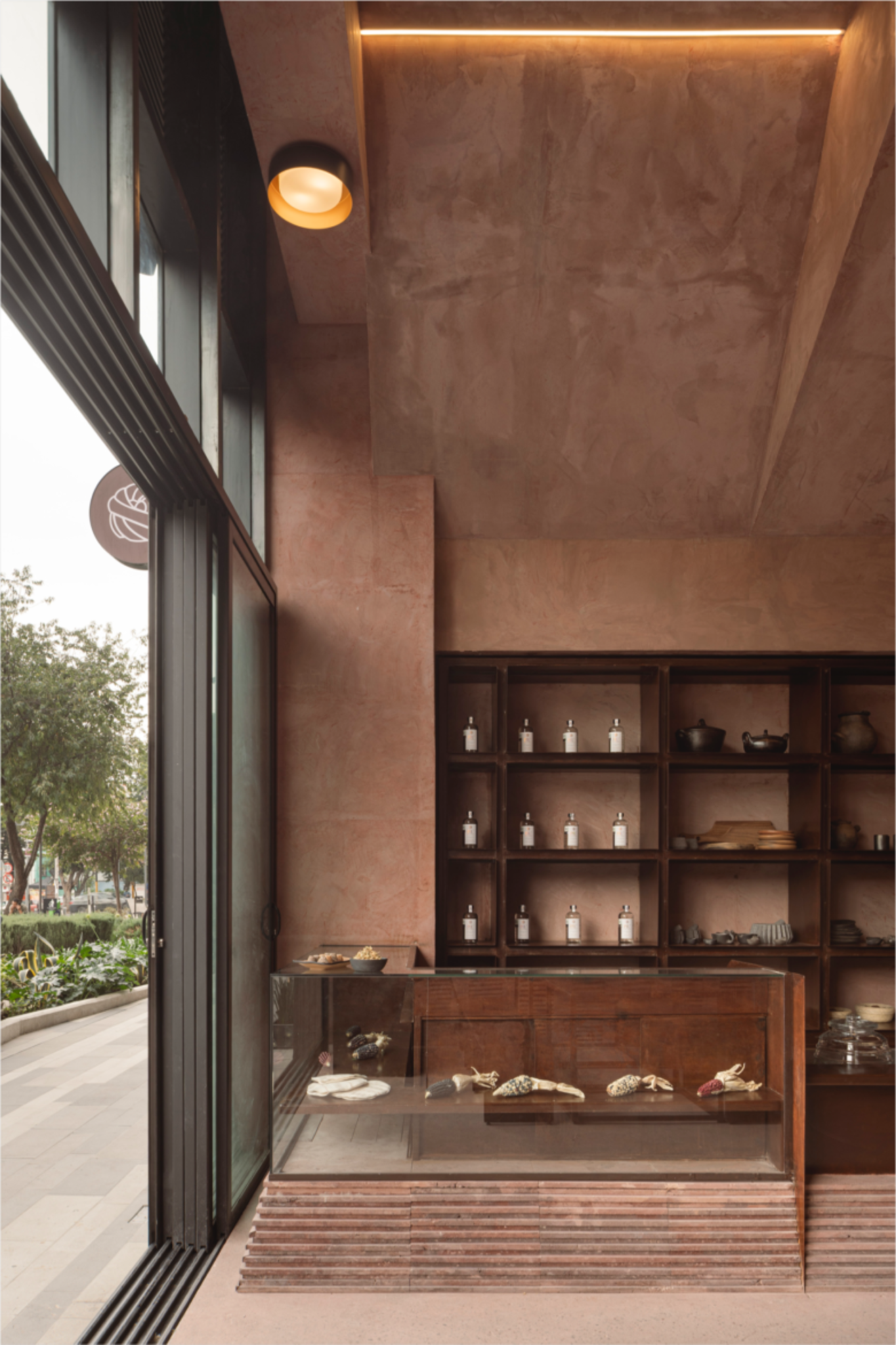 Витрина и полки ресторана XILOTE