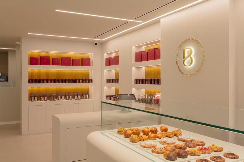 Витрина с десертами и фирменным логотипом La Pastisseria Barcelona