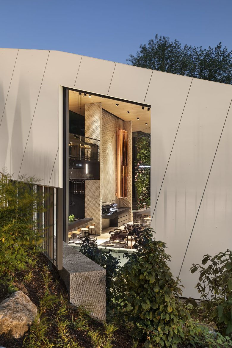 Внешний вид здания с панорамным окном вечером FOGO E ÁGUA at ALEA RESORT