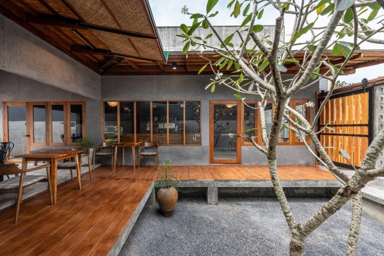 Внутренний двор с деревом Bun Pastry & Beverages