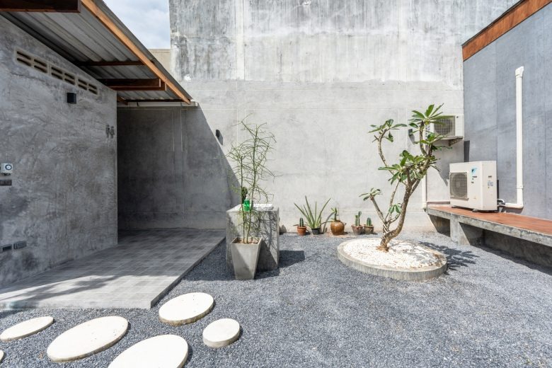 Внутренний двор с растениями Bun Pastry & Beverages