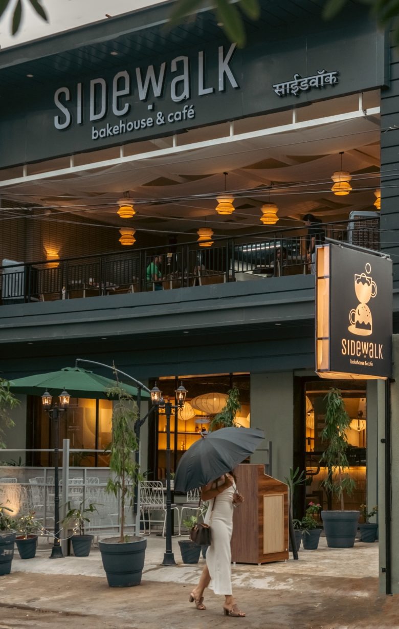 Внутренний зал с диванами и посетителем Sidewalk Bakehouse and Cafe