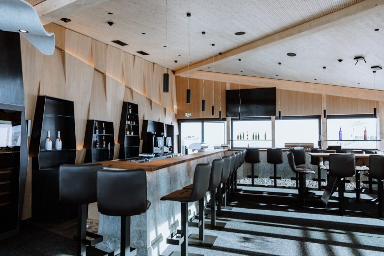 Высокая барная стойка со стульями The Eagle Mountain Top Restaurant