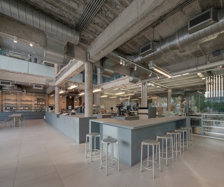 Высокие столы и стулья Factory Coffee HQ