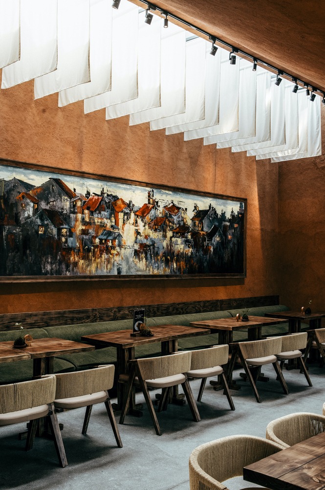Зал с картинами и настенными светильниками ThiLa Bistro & Café