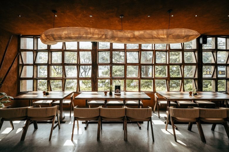 Зал с панорамными окнами и подвесным светильником ThiLa Bistro & Café