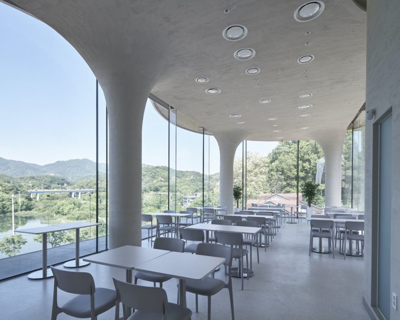 Зал кафе с панорамными окнами и видом на природу Rose Mary Cafe