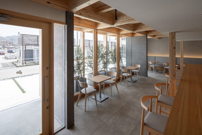 Зал кафе с панорамными окнами café