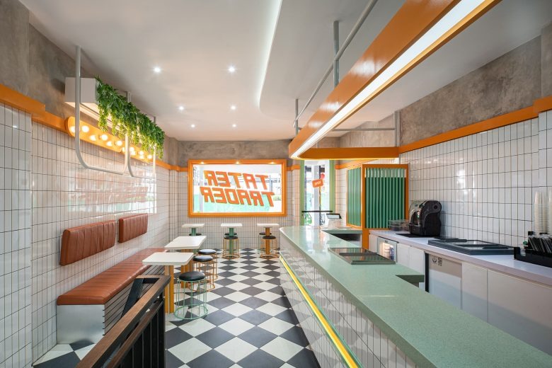 Зал кафе с посадочными местами TATER TRADER