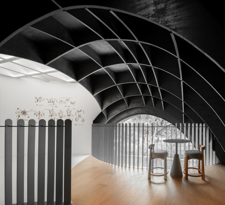 Зал кофейни Nana Coffee Roasters с деревянным полом