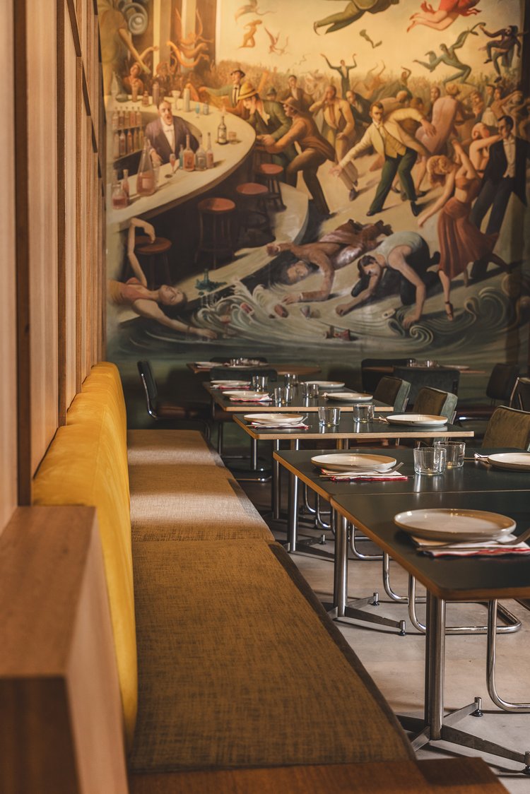 Зал ресторана Father Bun с настенной росписью
